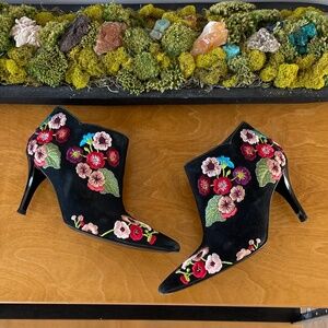 Beverly Feldman Embroidered Floral Black Suede Ankle Boots Boho Heels 6.5